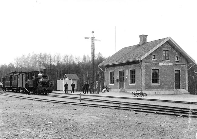 Lidkping - Skara - Stenstorps Jrnvg, LSSJ. Hellekis station omkring 1900. Lok nummer 7 "Lidan", med persontg