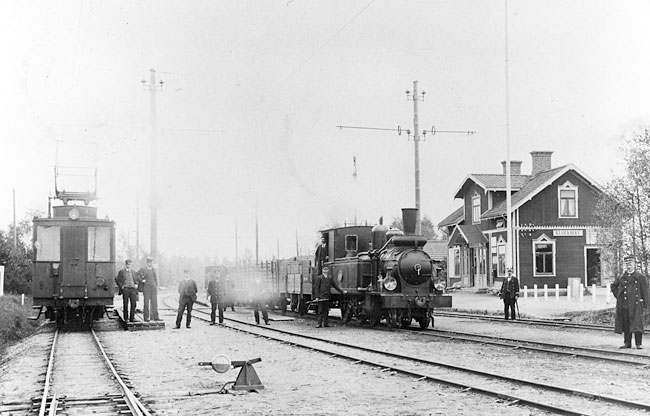 Mellersta stergtlands Jrnvg, MJ.. Klockrike station omkring 1909. ngloket MJ 5 och  MJ Elmotorvagn nr 1