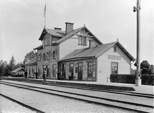 Den frsta jrnvgsstationen i Nykping byggdes av Oxelsund - Flen - Vstmanlands Jrnvg, OFWJ.