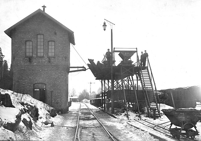 Ramsj station p norra stambanan mellan Ljusdal och nge 1914. Bilden visar de anlggningar som behvdes fr nglokens "tankning", vatten frn vattentornet och stenkol frn kolgivningsbryggan.