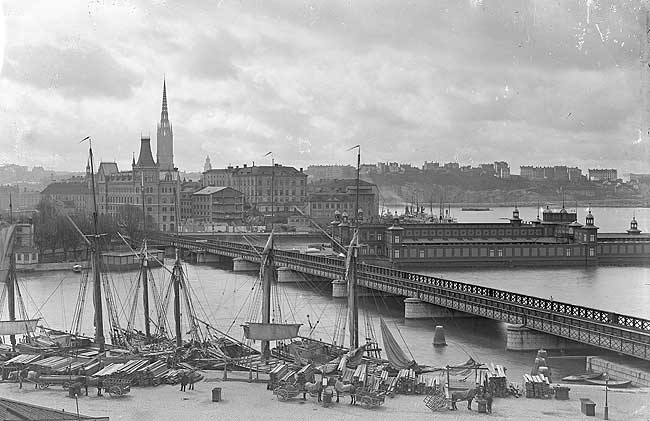 Sammanbidningsbanan i Stockholm, dubbelspriga bron ver Norrstrm. Banan togs i bruk 1870.