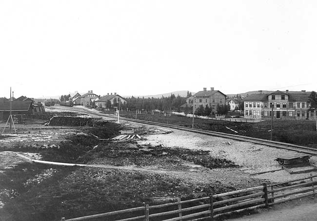 Vnns omkring 1900. Stationshuset skymtar lngst bort till hger och hitom det syns jrnvgshotellet.