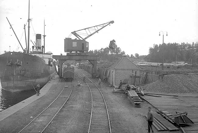 Stugsunds hamn omkring 1925. Ett oidentifierat fartyg lastat med stenkol avsett fr Statens Jrnvgar fr sin last lossad med hjlp av hamnkranen.