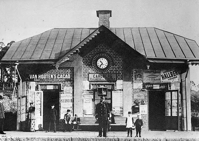 Karlberg (Carlberg) stationshus 1892. Lngst fram p bilden stationsmstare Krister Herman Blomberg med barn