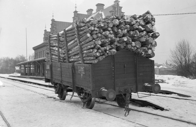 Stambanan genom Norrland, Sollefte station omkring 1915. En i-vagn lastad med props har stllts av sedan axeltappen gtt av