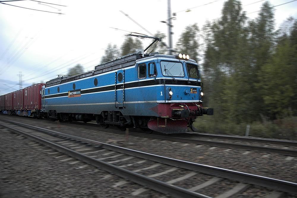 13 september 2005. Ett av tgoperatren Hector Rails godstg passerar Ovansj i 90 km/t. 