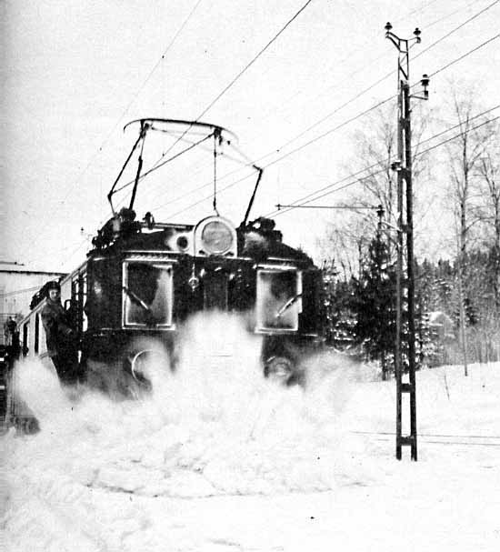 the electric D- engine takes a fight with the snow at Vattjom