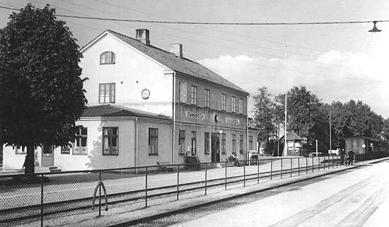 Emmaboda station p 1930-talet. Stationshuset ombyggdes och utkades under senare halvan av 1920-talet