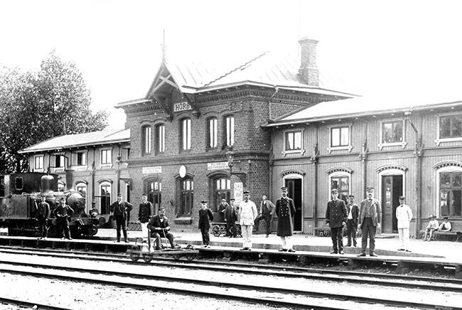 Hrby jrnvgsstation med personal cirka r 1907