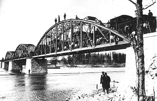 yrar 1900. The bridges over Dallven are ready for traffic