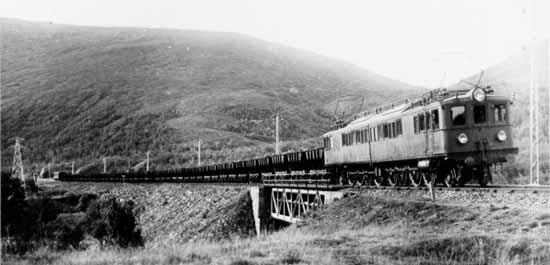 Year 1930. Iron ore train headed by electric locomotive class Of 84