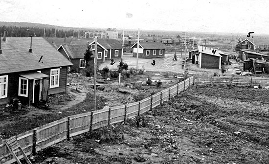 Provisoriska byggnader i Haparanda ren 1915 - 1918. 1. Bostadsbarack, 2. stationshuset, 3. Godsmagasin, 4. Marketenteri, 5. Godsmagasin