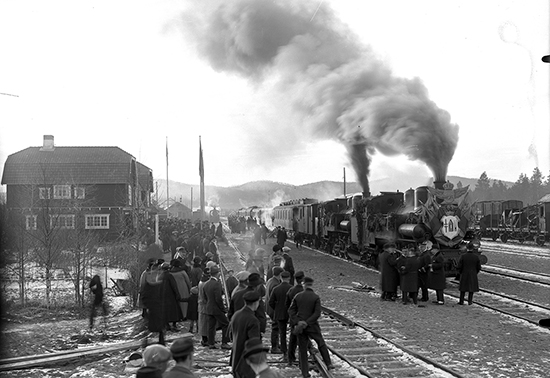 Svegs station 9 november 1924. Invigningstget p den nya statsbanan Sveg - Hede str berett att starta premirfrden