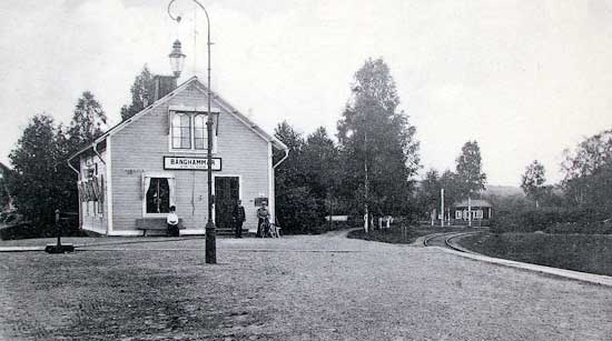 Stationshuset i Bnghammar omkring 1912. Jmfr med fregende bild. Foto efter gammalt vykort.