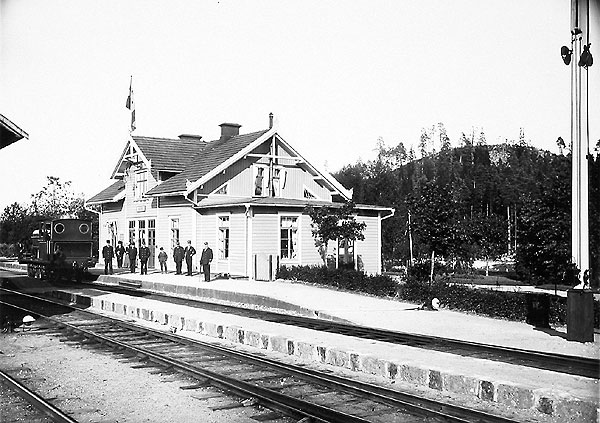 Silverhjdens Jrnvgsstation vid Frvi - Ludvika Jrnvg. Freningsstation med Silverhjden - Mossgruvans Jrnvg. ret troligen 1903