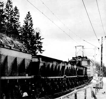 TGOJ. Här ett tommmalmvagntåg i full fart in mot Eskilstuna, draget av den nya Ma-loktypen