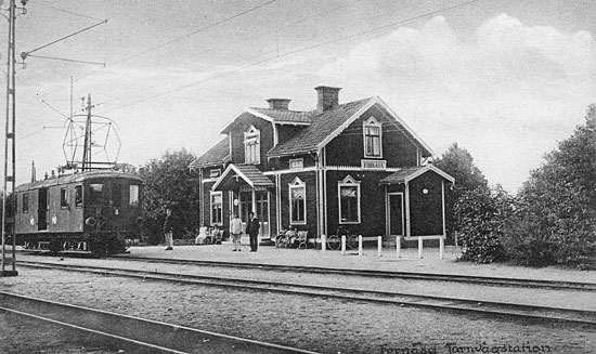 Fornåsa station omkring 1920. Föreningsstation mellan huvudlinjen och sidobanan till Motala. På bilden ellok nummer 3