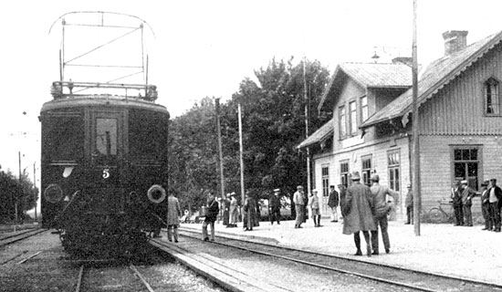 Julafton 1921 kom det frsta eldrivna tget till Vadstena. P bilden frn 1922 syns ett av ellok nummer 5 draget tg.