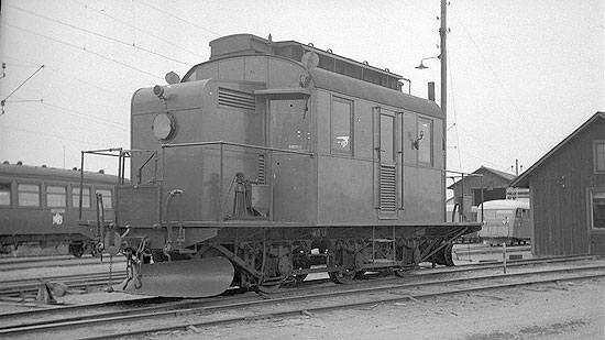 Dieselelektriska motorloket nummer 1 "Birgitta". Foto vid lokstallarna i Linkping 1950