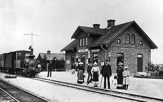 Hstholmens station p 1890-talet. WFJ nglok 2 "GUSTAF WASA" med persontg klart fr avgng mot deshg.