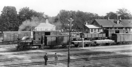 Plsboda 1903. NJ lok nummer 6 "Roxen" med godstg. SJ stationshus syns till hger.