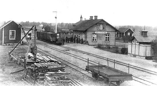 Hellestads (senare Hällestad) station omkring år 1890. Loket är troligen nummer 4 "Haddebo" och tåget är på väg mot Sonstorp och Finspång