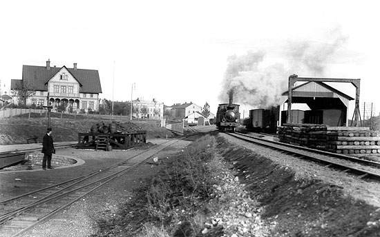 SAJ engine No 2 leaving Skövde year 1904