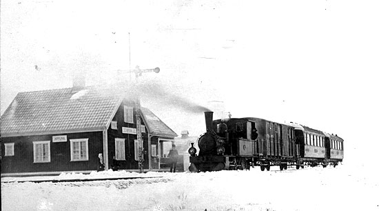 Appuna station omkring 1917. Lok nummer 2 med persontåg står inne på stationen