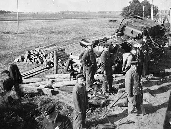 Bränninge på 1930-talet. Lok nummer 1 har spårat ur och vält. Bärgningsarbetet pågår.