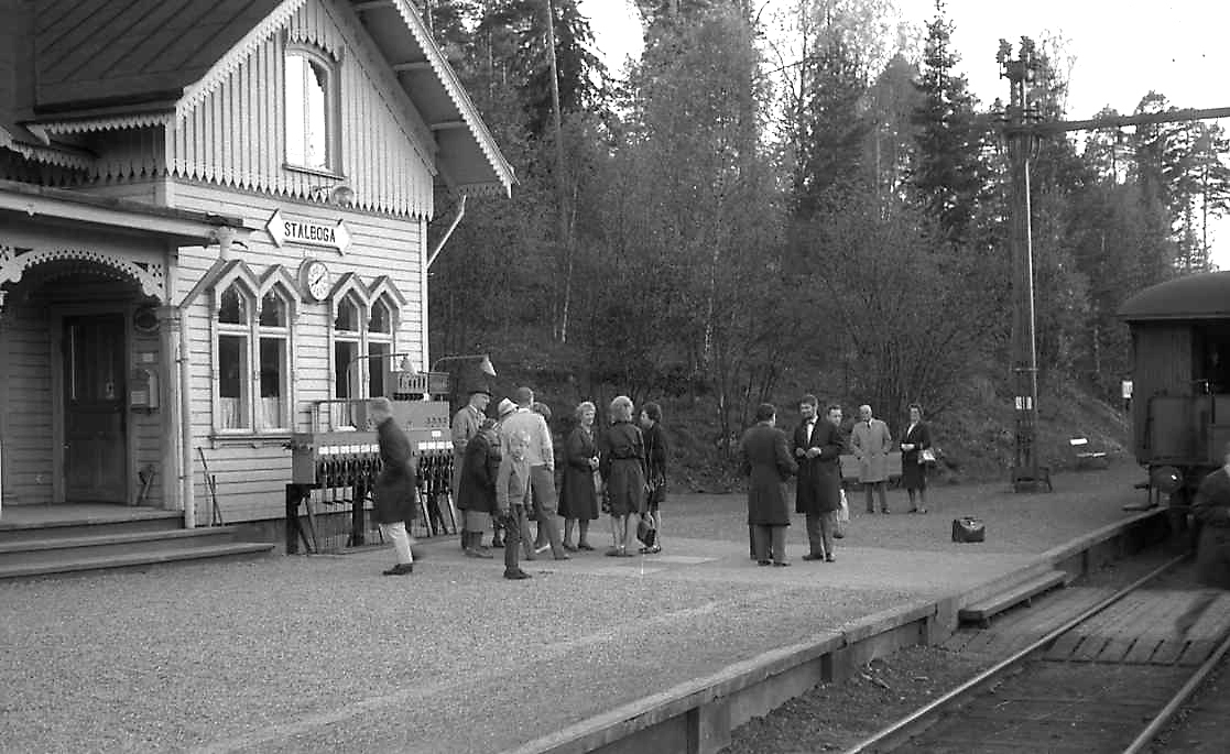 Sista ordinarie persontåg från Stålboga mot Malmköping/Flen skall avgå. Dagen är lördagen den 26 maj 1962 och klockan är cirka 20.10.