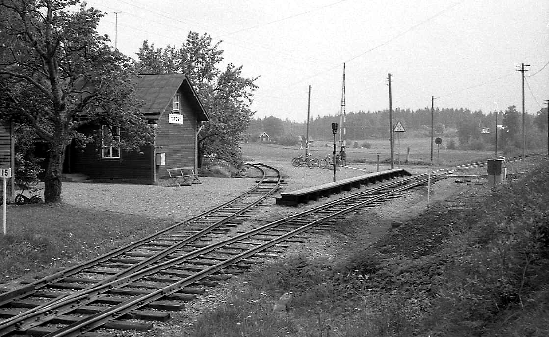 En av hållplatserna på linjen Linköping – Ringstorp var Greby. Spåret som går in till vänster om plattformen leder till Solberga grusgrop.