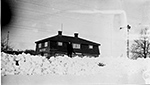 Stora snöhögar framför stationshuset.