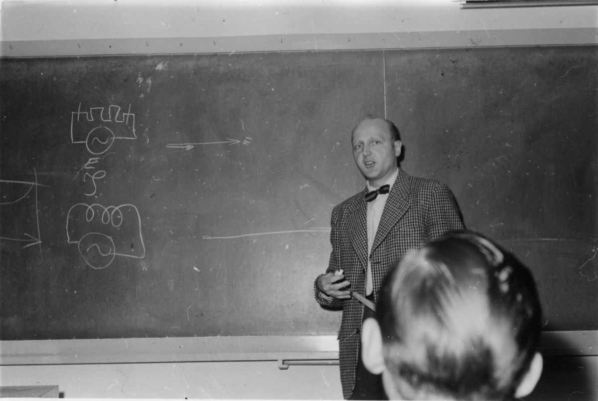 SJ. Ingenjör Sjöström undervisar vid lokförarkurs i Stockholm 1957