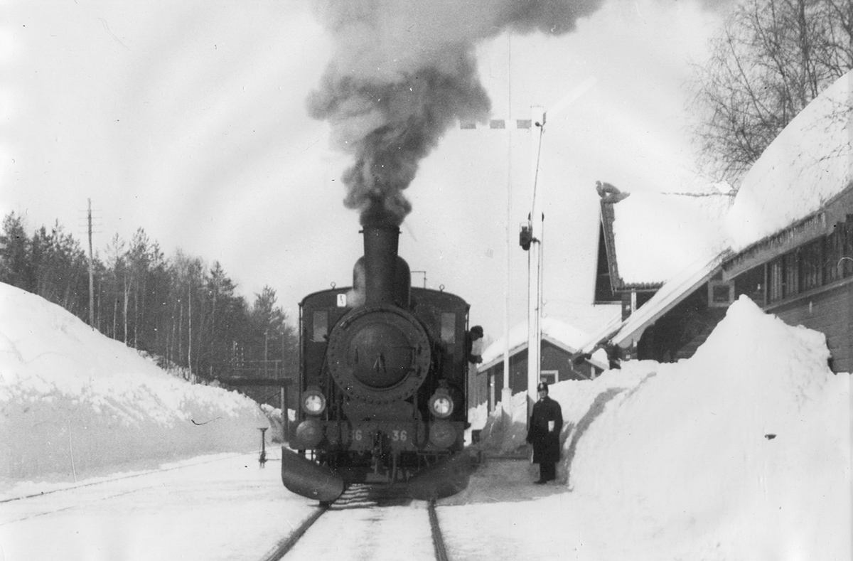 Gävle - Dala Järnvägs lok GDJ 36 "HOFORS" väntar på avgång