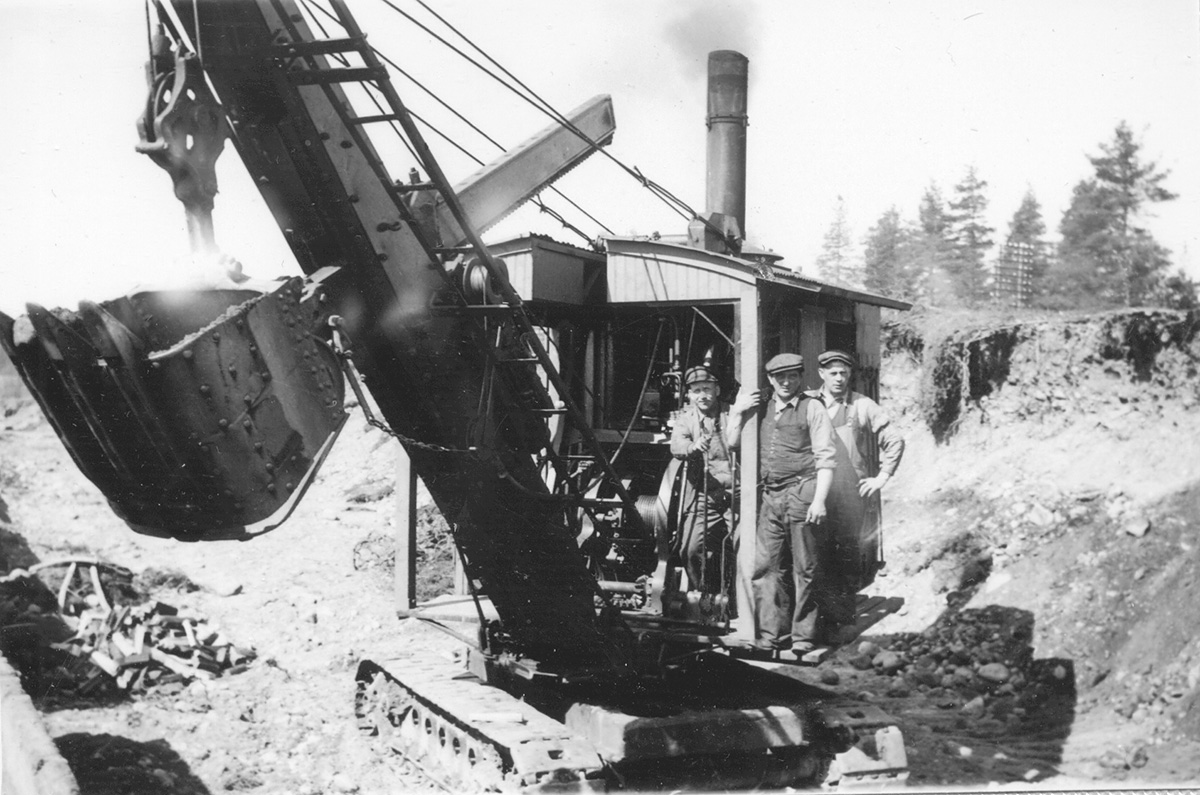 Ångmaskinsdriven grävmaskin, GDJ Ruston Bycuros Eire med personal.