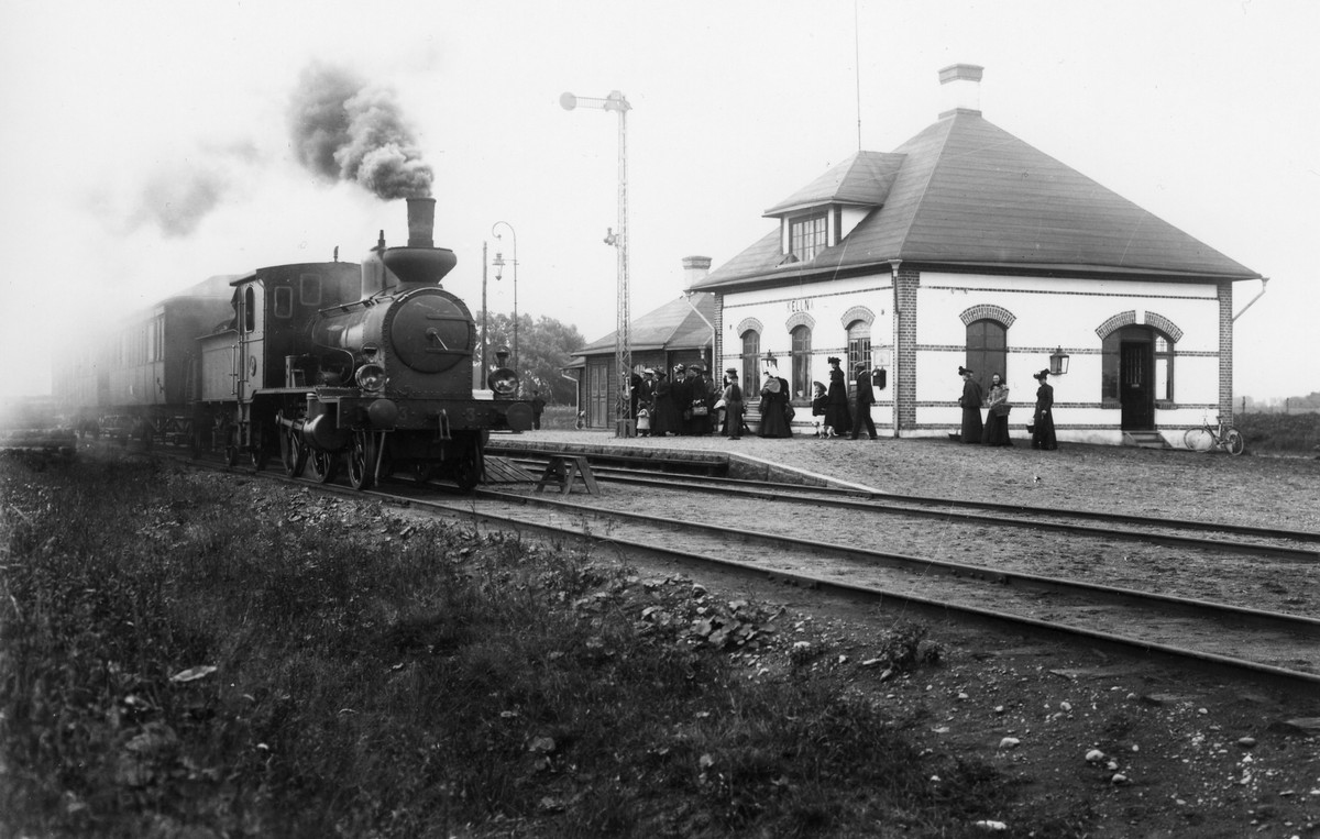 Ängelholm - Klippans Järnväg  lok 3 med ankommande persontåg