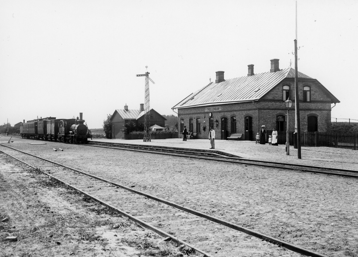 Hälsingborg - Hässleholms Järnväg HHJ lok 2 med persontåg på Trolleholms station.