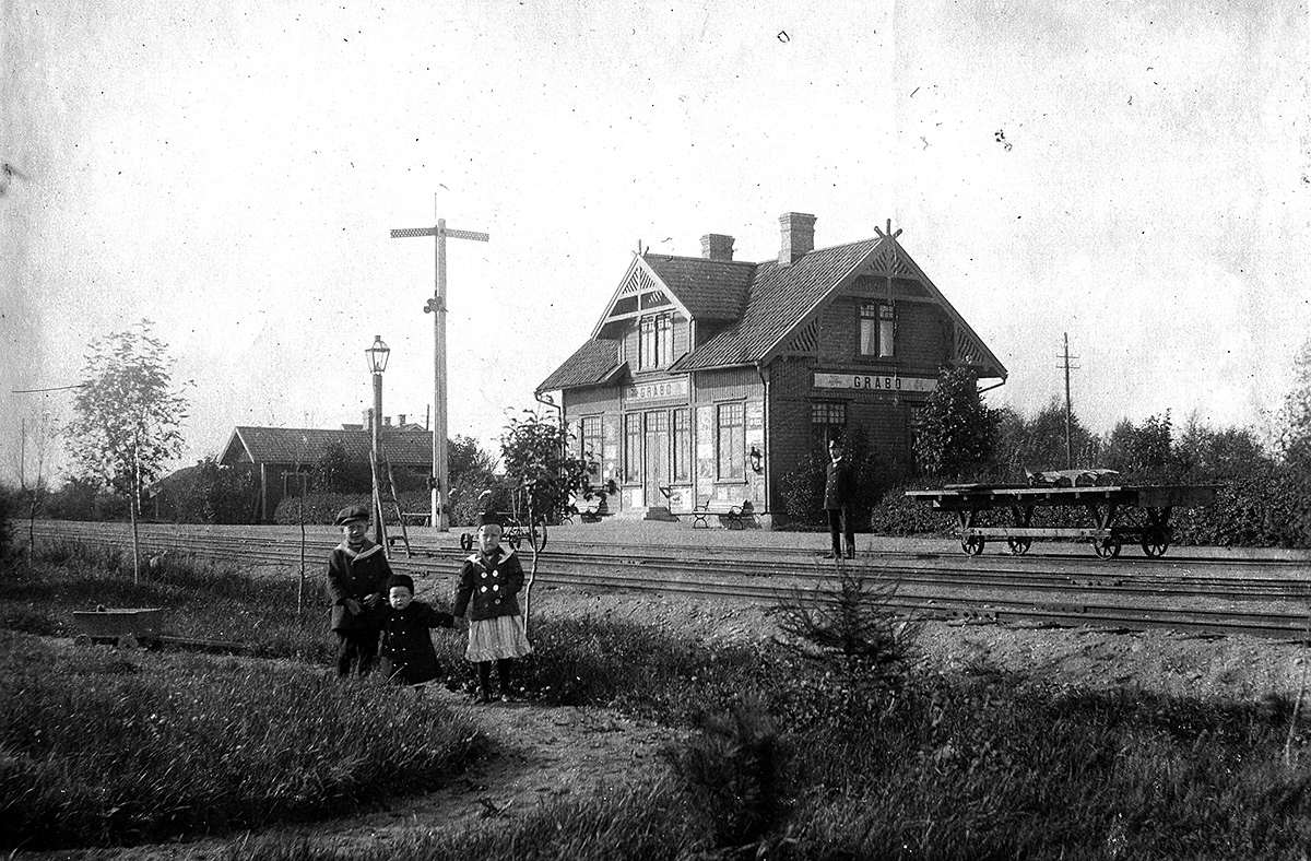 Framför stationshuset står stationsföreståndaren Karl Linus Nyman född 1875. Barnen i förgrunden hör sannolikt till familjen.