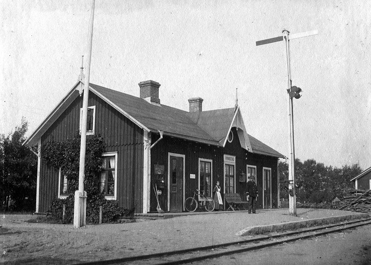Vinberg. Framför stationshuset Stationsmästare Johan Bernhard Andergren, född 1857