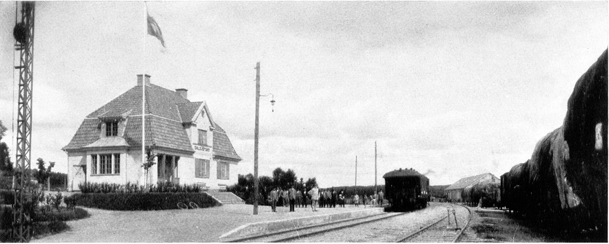 Borås - Ulricehamn Järnväg, stationsområdet. Stationshuset rivet. Ersatt av en busskur 1982