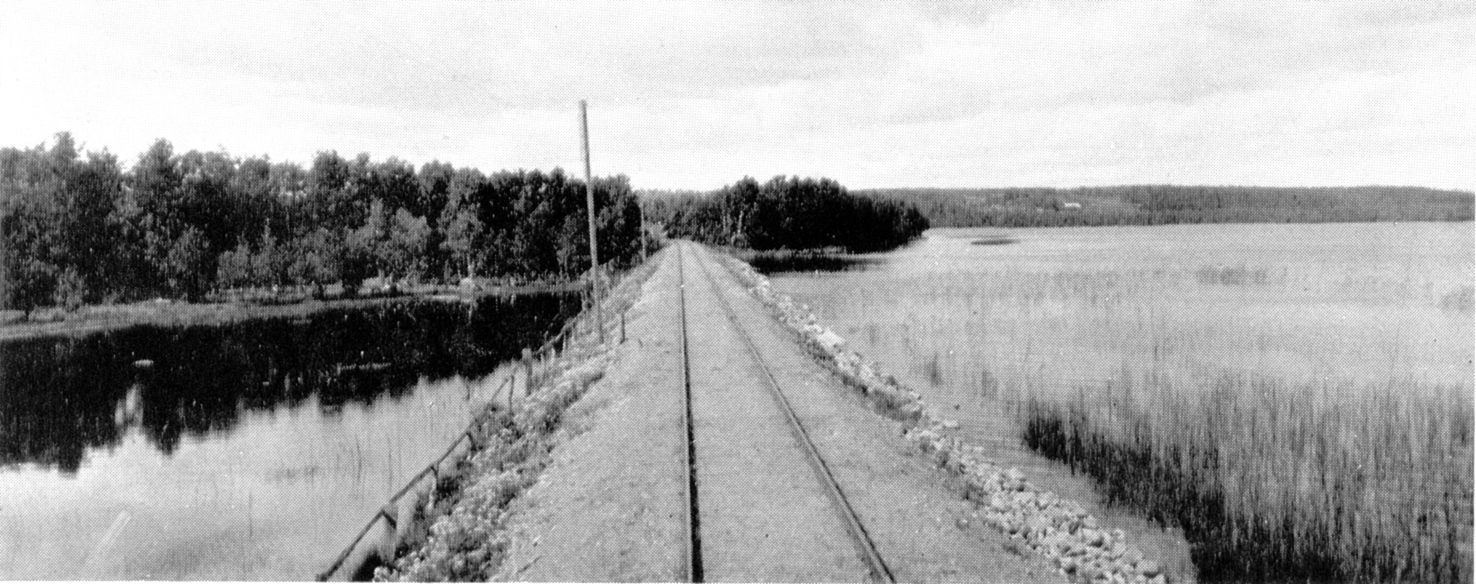 Borås - Ulricehamn Järnväg. Järnvägsbanken över sjön Mogdenv
