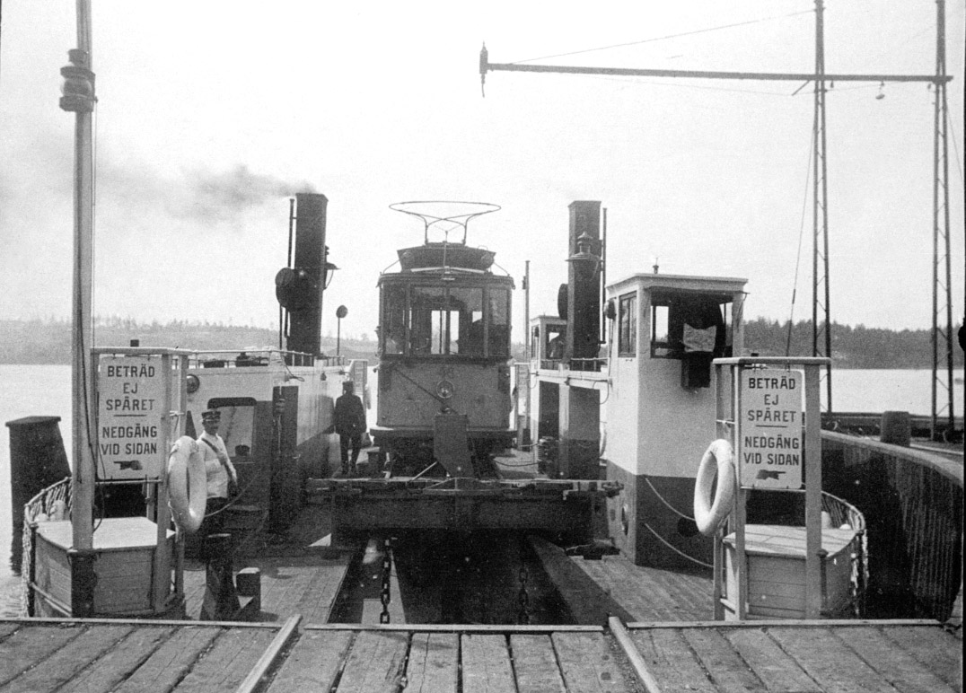 Spårvagnsfärjeläget i Islinge cirka 1914. Ankommande färja från Ropsten med spårvagn ombord