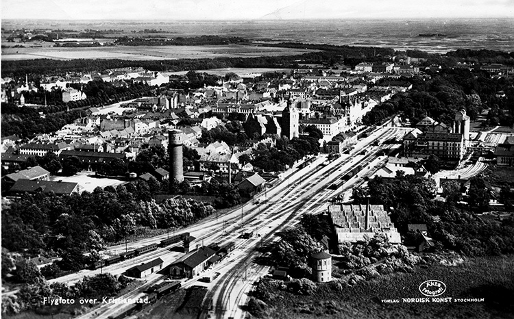 Flygfoto över Kristianstad på 1930-talet. Huvudort för Kristianstad - Hässleholms Järnvägar, CHJ.