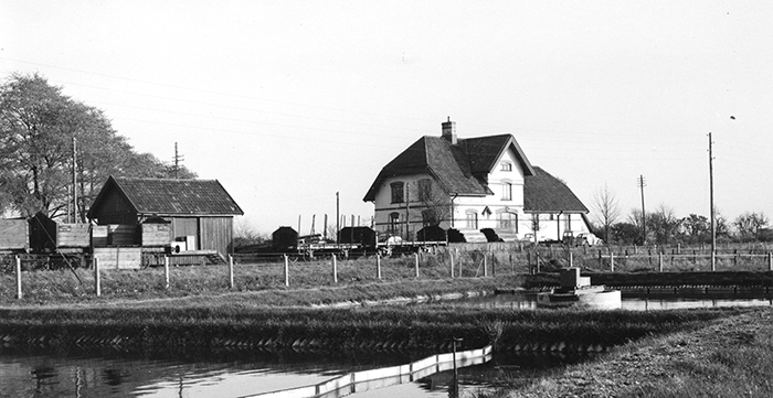 Säby. Bilden visar stationshuset och delar av bangården 1960-05.29