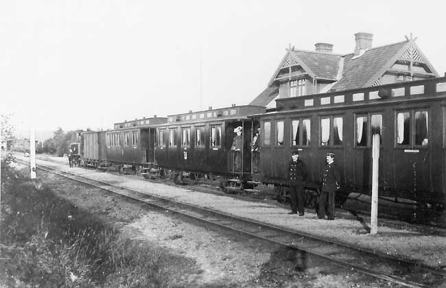 Persontåg på Västergötland - Göteborgs Järnväg, VGJ, år 1910