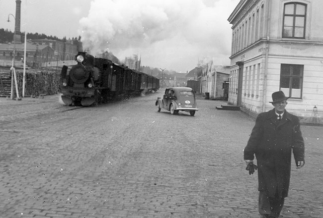 Tget i gatan. Karlshamn p 1950-talet. Persontg draget av smalsprsloket SJ Gt 4045 tillverkat av Motala Verkstad 1949