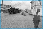 åget i gatan. Karlshamn på 1950-talet. Persontåg draget av smalspårsloket SJ Gt 4045 tillverkat av Motala Verkstad 1949.