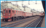 29 maj 1967, Stockholm Central. Till vänster elloket Dk 548 med lokaltåg och till höger Rapidlok Ra 993.