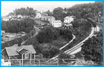 Ostkustbanan, OKB, en linjebild från Gångviken tagen omkring 1930. Det norrgående persontåget dras av ett av OKB:s E-lok och kommer snart att vara framme vid Skönviks station. Spåret till vänster är spårvägen Skönvik - Tunadal - Sundsvall. Det spåret används i dag som industrispår mellan Skönvik och Tunadal
