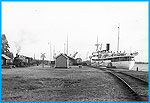 Stockholm - Nynäs Järnväg, Nynäshamns ångbåtsstation 1936. Omstigning mellan båt och tåg. Persontåget dras av ånglok SNJ nummer 6 och fartyget är M/S Gotland från Visby